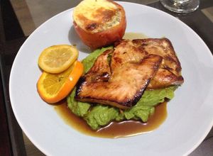 Una foto de Salmón a la naranja miel y limón c/ tomate relleno
