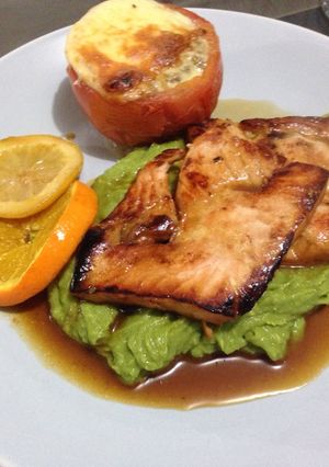 Una foto de Salmón a la naranja miel y limón c/ tomate relleno