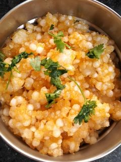 સાબુદાણા ની ખીચડી (Sabudana Khichdi Recipe In Gujarati) રેસીપી મુખ્ય ફોટો