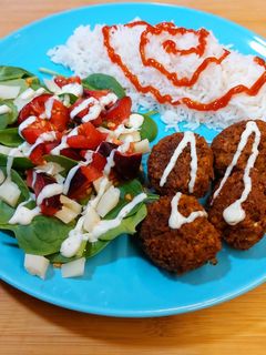 Una foto de Ensalada de falafel y arroz