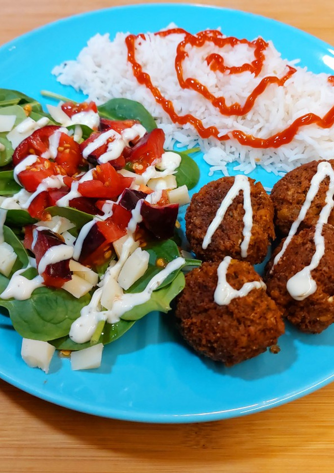 Una foto de Ensalada de falafel y arroz