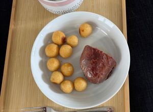 Une photo de Filet de Canard avec Pommes Dauphines et Sauce aux Champignons