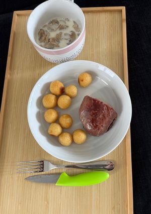 Une photo de Filet de Canard avec Pommes Dauphines et Sauce aux Champignons