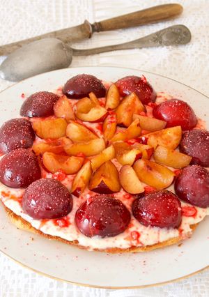 Une photo de Tarte aux prunes et pralines roses avec une pâte façon sablé breton