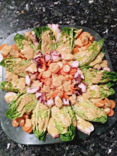 Una foto de Ensalada de pulpo y lechuga con vinagreta de comino