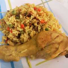 Una foto de Pollo con arroz amarillo