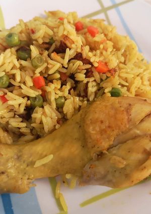 Una foto de Pollo con arroz amarillo