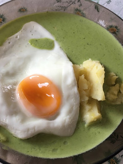 Mángold főzelék krumplipürével, tükörtojással recept fotója