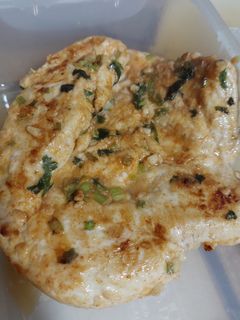 Una foto de Pechuga de pollo con ajo y cilantro