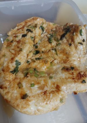 Una foto de Pechuga de pollo con ajo y cilantro