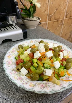 صورة لوصفة سلطة صحية بالجبنة البيضاء 🥗