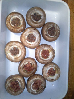 Una foto de Champiñones rellenos, unos de jamón y otros con anchoas