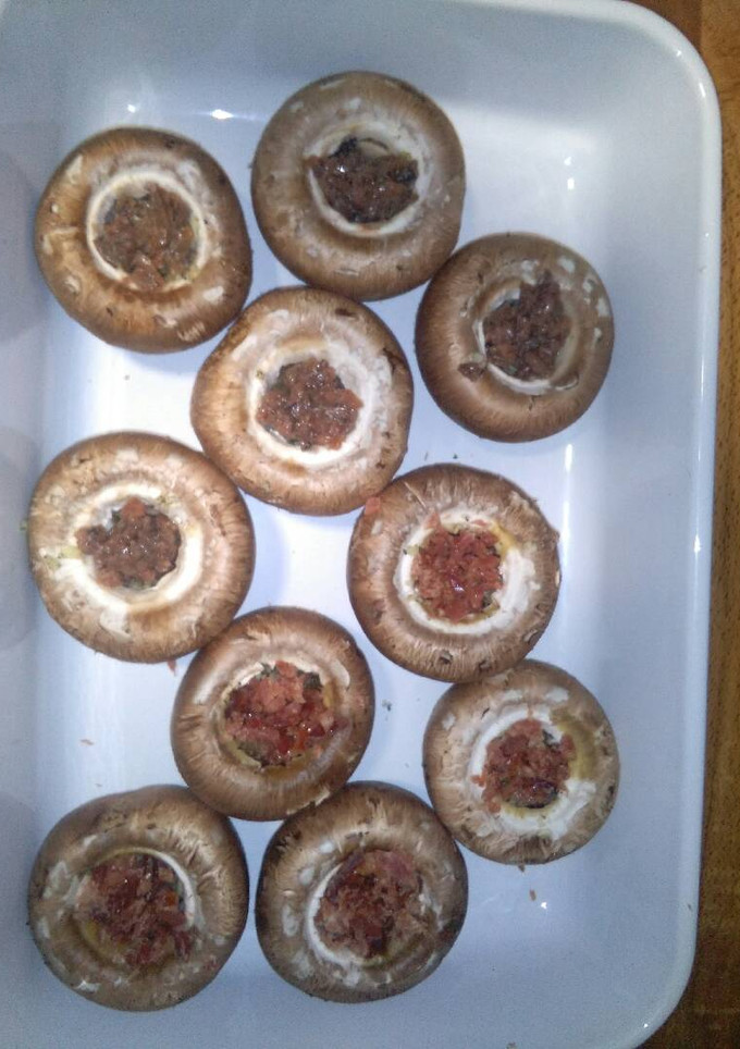 Una foto de Champiñones rellenos, unos de jamón y otros con anchoas