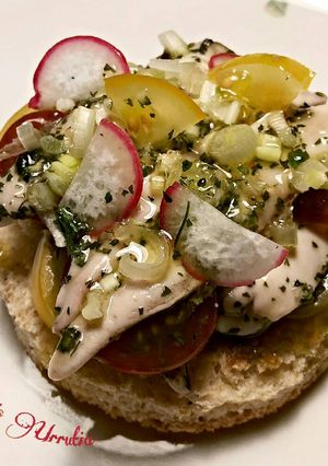 Una foto de Lechas de sardinas con tapenade y tomates cherry