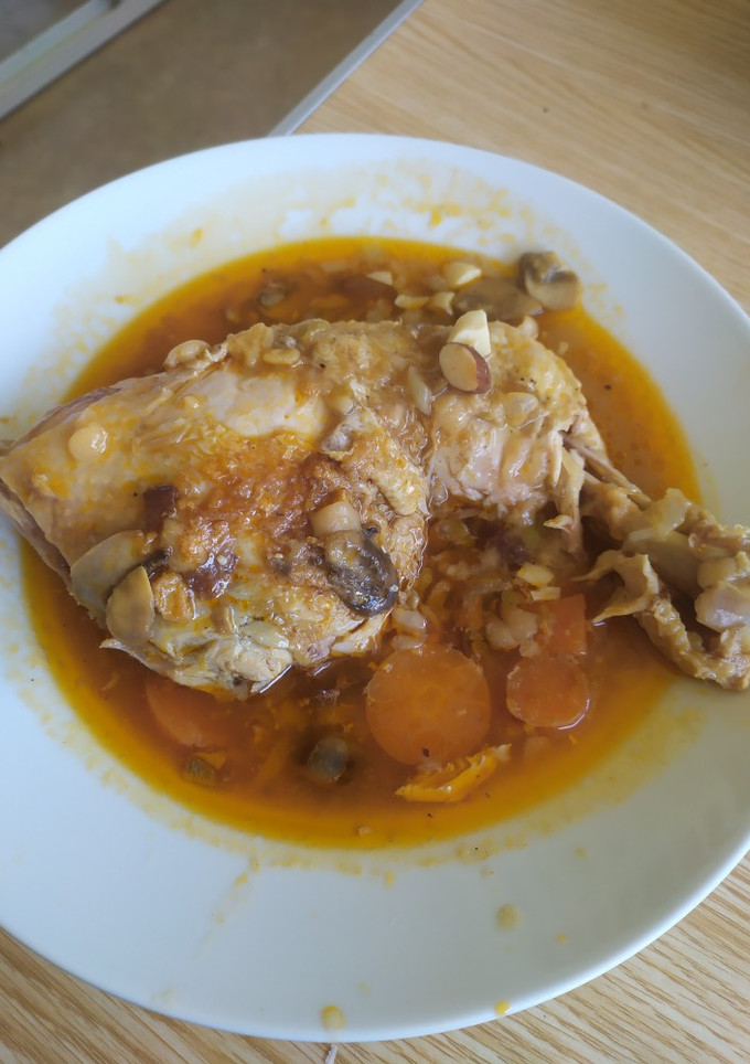 Una foto de Muslos de pollo en salsa 🥕🍅