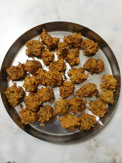 મેગીના ભજીયા(Meggi Bhajiya Recipe In Gujarati) રેસીપી મુખ્ય ફોટો