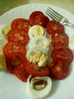 A picture of Tomato salad with boiled eggs.