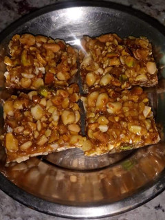 வேர்க்கடலை சிக்கி (Verkadalai chikki recipe in tamil) செய்முறை முக்கிய புகைப்படம்