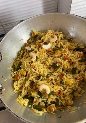 बचे हुए चावल से फ़्राई राइस (bache huye chawal se fry rice recipe in Hindi) रेसिपी मुख्य फोटो