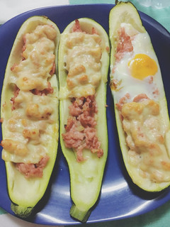 Una foto de Calabacín al horno relleno de pollo