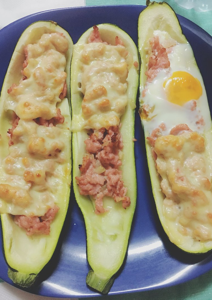 Una foto de Calabacín al horno relleno de pollo