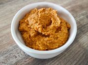 Une photo de houmous de tomates