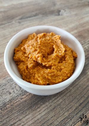 Une photo de Houmous de tomates et basilic