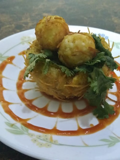 A picture of Bird's nest with eggs.