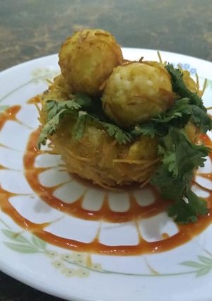 A picture of Bird's nest with eggs.