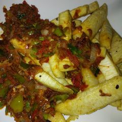 A picture of Cinnamon fried yam with sauce.