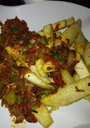 A picture of Cinnamon fried yam with sauce.