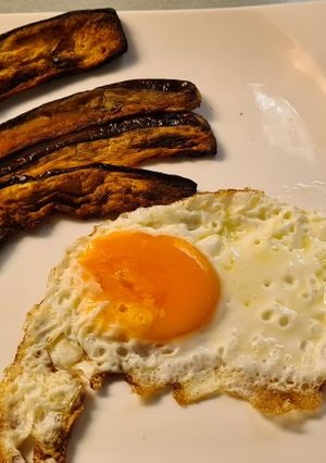 Padlizsán szalonna tükörtojással recept fotója