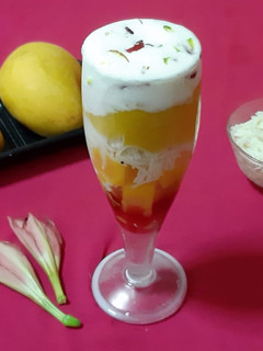 मैंगो रोज फालूदा विद आइसक्रीम (Mango rose faluda with ice cream recipe in Hindi) रेसिपी मुख्य फोटो