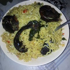 A picture of Indomie & dried fish.