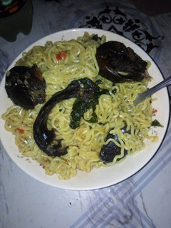 A picture of Indomie & dried fish.