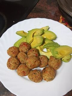 Una foto de Buñuelos de verduras y langostinos con aguacate