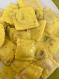 Ravioles en salsa de crema y azafrán