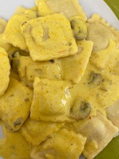 Una foto de Ravioles en salsa de crema y azafrán
