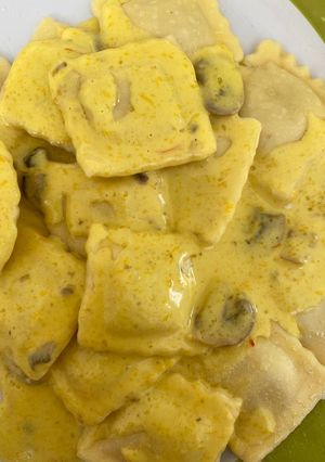 Una foto de Ravioles en salsa de crema y azafrán