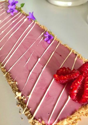 Une photo de Tarte panna cotta chocolat blanc / framboise sans cuisson au four