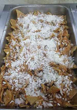 Una foto de Chilaquiles en salsa de tomate con jalapeño