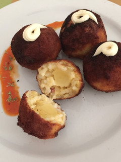 Una foto de Bolitas de arroz rellenas