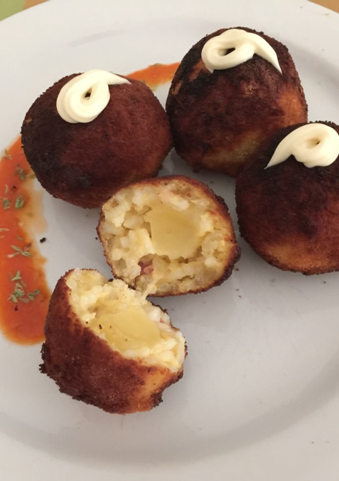 Una foto de Bolitas de arroz rellenas