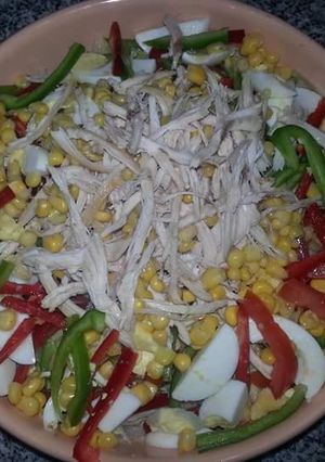 Una foto de Ensalada de vegetales y pollo