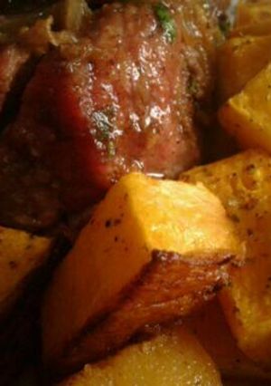 Una foto de Cerdo especiado al horno con calabazas