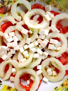 Una foto de Ensalada de tomate, pepino y queso fresco
