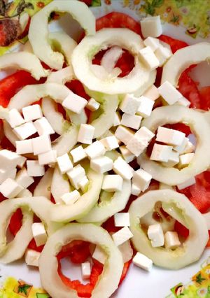 Una foto de Ensalada de tomate, pepino y queso fresco