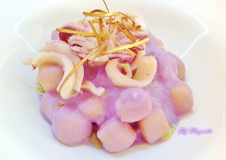 Gnocchi con crema di cavolfiore viola, calamari e porro fritto