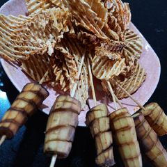 A picture of Fried sweet potato with pumpkin wafers.