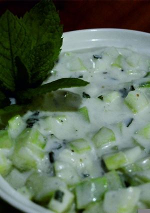 Una foto de Ensalada de pepinos con laban
